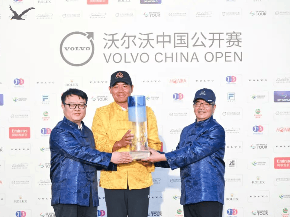Gli Albatross Sports tifano per la vittoria di Wu Ashun al Volvo China Open